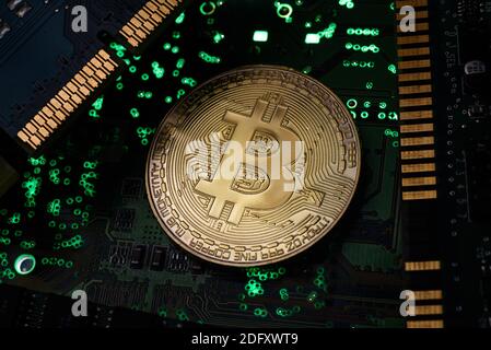 Ucraina. 06 dicembre 2020. In questa illustrazione fotografica una moneta commemorativa della criptovaluta Bitcoin vista sulla scheda a circuito stampato. Credit: SOPA Images Limited/Alamy Live News Foto Stock