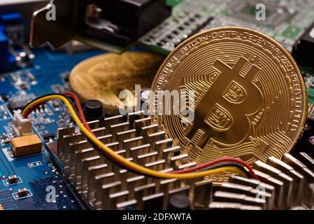 Ucraina. 06 dicembre 2020. In questa illustrazione fotografica una moneta commemorativa della criptovaluta Bitcoin vista sulla scheda a circuito stampato. Credit: SOPA Images Limited/Alamy Live News Foto Stock