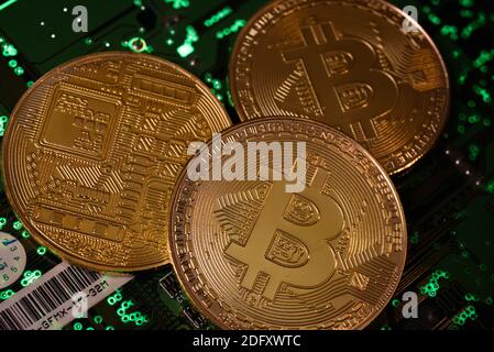 Ucraina. 06 dicembre 2020. In questa illustrazione fotografica le monete commemorative della criptovaluta di Bitcoin viste sulla scheda a circuito stampato. Credit: SOPA Images Limited/Alamy Live News Foto Stock