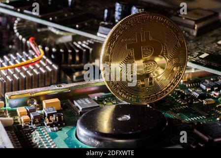 Ucraina. 06 dicembre 2020. In questa illustrazione fotografica una moneta commemorativa della criptovaluta Bitcoin vista sulla scheda a circuito stampato. Credit: SOPA Images Limited/Alamy Live News Foto Stock