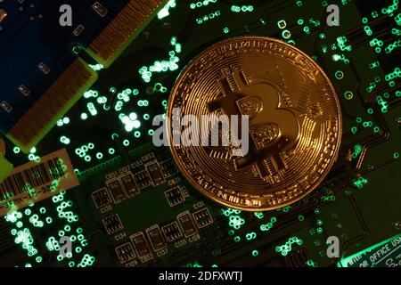 Ucraina. 06 dicembre 2020. In questa illustrazione fotografica una moneta commemorativa della criptovaluta Bitcoin vista sulla scheda a circuito stampato. Credit: SOPA Images Limited/Alamy Live News Foto Stock