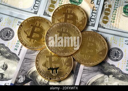 Ucraina. 06 dicembre 2020. In questa illustrazione della foto le monete commemorative della criptovaluta di Bitcoin viste in cima alle note del dollaro degli Stati Uniti Credit: SOPA Images Limited/Alamy Live News Foto Stock