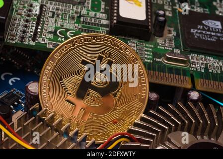 Ucraina. 06 dicembre 2020. In questa illustrazione fotografica una moneta commemorativa della criptovaluta Bitcoin vista sulla scheda a circuito stampato. Credit: SOPA Images Limited/Alamy Live News Foto Stock