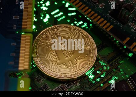 Ucraina. 06 dicembre 2020. In questa illustrazione fotografica una moneta commemorativa della criptovaluta Bitcoin vista sulla scheda a circuito stampato. Credit: SOPA Images Limited/Alamy Live News Foto Stock