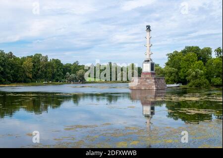 San Pietroburgo, Pushkin, Russia. - 22 agosto 2020. Vista dello stagno con la colonna Chesme nel Parco di Caterina. Turismo locale, storia, cultura concetto Foto Stock