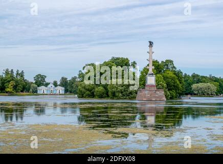 San Pietroburgo, Pushkin, Russia. - 22 agosto 2020. Vista dello stagno con la colonna Chesme nel Parco di Caterina. Turismo locale, storia, cultura concetto Foto Stock