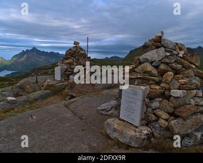 Pali di roccia con targhe commemorative (visita dell'imperatore tedesco Wilhelm II) sulla cima di Keiservarden vicino Digermulen, isola di Hinnøya, Vesterålen, Norvegia. Foto Stock