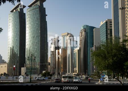 Lo skyline della città di Doha, la capitale del Qatar, visto dalla strada della Corniche Foto Stock