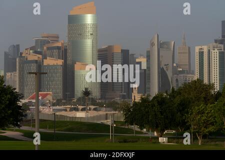 Lo skyline della città di Doha, la capitale del Qatar, visto dalla strada della Corniche Foto Stock