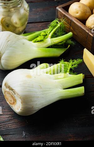 Finocchio crudo fresco genuino, su vecchio tavolo di legno Foto Stock