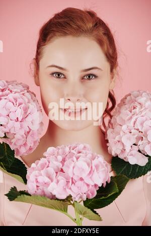 Bella donna sorridente con capelli rossi Foto Stock