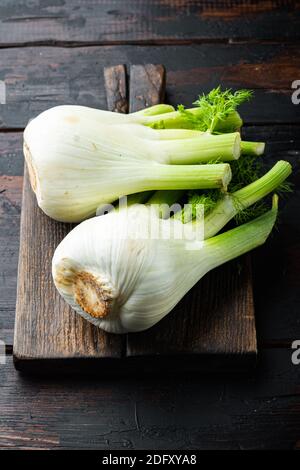 Finocchio crudo fresco genuino, su vecchio tavolo di legno Foto Stock