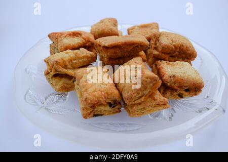 kari puff biscotto o pasta croccante un tempo di tè indiano spuntini Foto Stock