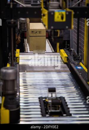 Cartoni automatici, saldatrice a nastro di cartone. Magazzino logistico industriale Foto Stock