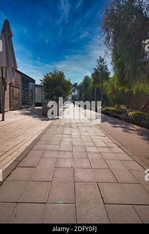 gerusalemme, israele. 02-12-2020. Una passeggiata e una pista ciclabile vicino al complesso della prima stazione ferroviaria di Gerusalemme Foto Stock