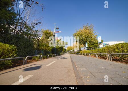 gerusalemme, israele. 02-12-2020. Una passeggiata e una pista ciclabile vicino al complesso della prima stazione ferroviaria di Gerusalemme Foto Stock