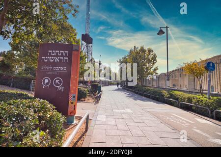 gerusalemme, israele. 02-12-2020. L'uscita dal primo e più antico complesso della stazione ferroviaria, un ampio lungomare e un cartello accanto ad esso che dice addio Foto Stock