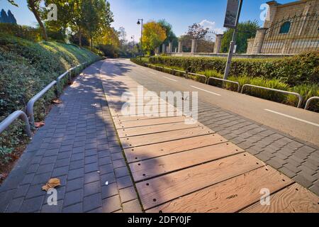 gerusalemme, israele. 02-12-2020. Vecchie piste ferroviarie che sono state trasformate in una passeggiata e piste ciclabili, nel composto del primo e più antico tr Foto Stock