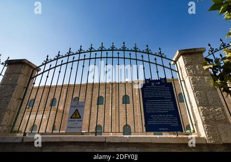 gerusalemme, israele. 02-12-2020. La prima centrale elettrica di Gerusalemme dal 1928 contro un cielo limpido Foto Stock