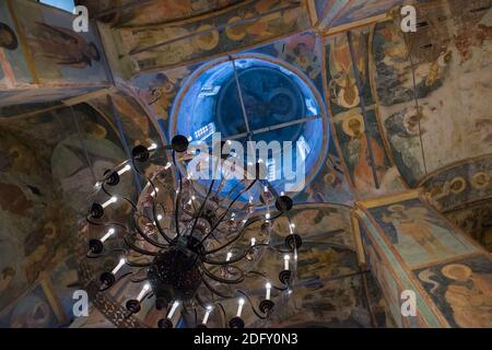 Dettagli interni della Cattedrale della Trasfigurazione con affreschi. Monastero di Spaso-Preobrazhensky a Yaroslavl Foto Stock