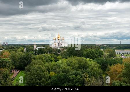 Vista estiva della Cattedrale dell'Assunzione dal campanile del Monastero della Trasfigurazione. Yaroslavl, Russia Foto Stock