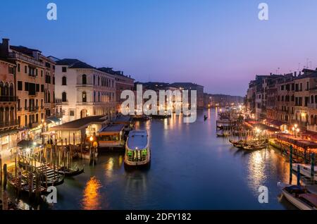 Venezia - Italia , Maggio 2020 Vista panoramica del Canal Grande dal Ponte di Rialto al tramonto.(Ponte di Rialto) Foto Stock