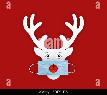 Cervi di Natale con maschera di medicina blu e palla rossa Foto Stock
