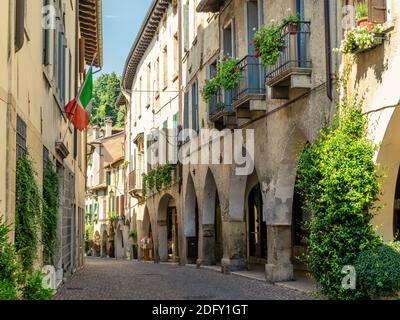 Vista dei portici dell antico borgo di Asolo in estate Treviso