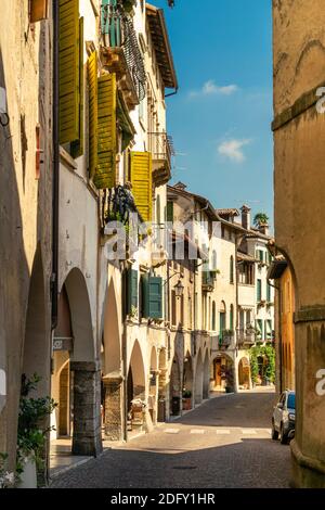 Vista dei portici dell antico borgo di Asolo in estate Treviso