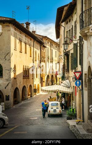 Scorci delle strade del centro dell antico borgo di Asolo in