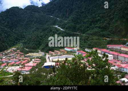 A Tembagapura, PT Freeport Indonesia, la "città di rame" nella controversa provincia indonesiana di Papua, 10.000 persone vivono e lavorano all'interno di un burrone le cui pareti sono cosparse di cascate (2000) Foto Stock