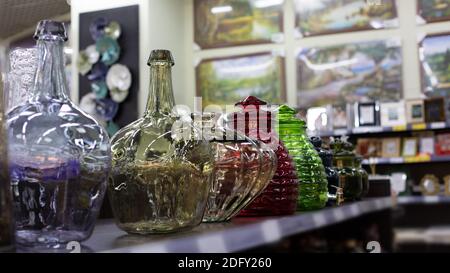 Bottiglie e vasi in vetro colorato di varie forme. Bella vaso di vetro per  decorazione e design Foto stock - Alamy