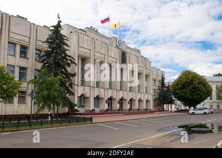 Yaroslavl, Russia - 14 agosto 2020: La costruzione dell'amministrazione della regione di Yaroslavl sulla piazza sovietica. Anello d'oro della Russia Foto Stock