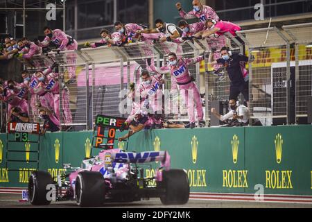 Sakhir, Bahrein. 06 dicembre 2020. PEREZ Sergio (mex), Racing Point F1 RP20, azione celebrante la vittoria con la meccanica del team durante il Gran Premio Rolex Sakhir 2020 di Formula 1, dal 4 al 6 dicembre 2020 sul circuito Internazionale del Bahrain, a Sakhir, Bahrain - Foto Florent Gooden / DPPI / LM Credit: Paola Benini/Alamy Live News Foto Stock