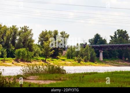 Cemento automobilistico e ponte di metallo su un fiume. Foto Stock