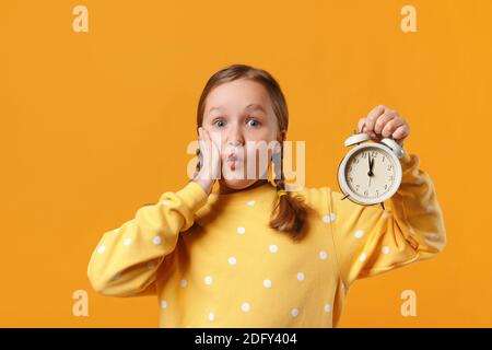 Il bambino scioccato guarda la sveglia on svegliarsi al mattino, shock Foto  stock - Alamy