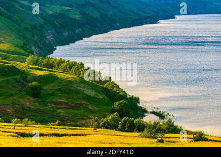 Vista panoramica del fiume Don e colline, pendii, steppa costa, burrone, burrone su una riva. Foto Stock