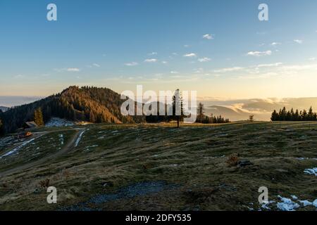 Tramonto a Sommeralm, Austria, con le nuvole ondulate sullo sfondo Foto Stock