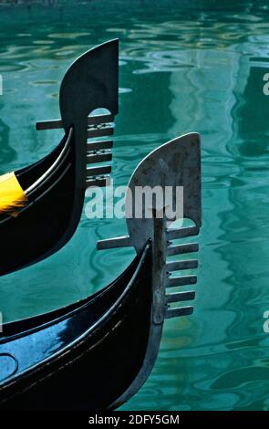 Primo piano dettaglio di una gondola di Venezia con riflessi d'acqua Foto Stock