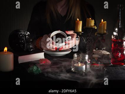 Incantesimi malvagi e stregoneria. Magia per causare danni agli esseri umani. Complotto mortale e rituale. Occultismo e magia. Cerimonie sulla foto. Sorbente pericoloso Foto Stock