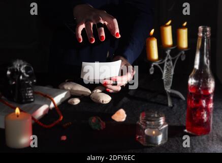 Incantesimi malvagi e stregoneria. Magia per causare danni agli esseri umani. Complotto mortale e rituale. Occultismo e magia. Cerimonie sulla foto. Sorbente pericoloso Foto Stock