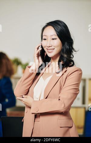 Donna d'affari asiatica di successo Foto Stock