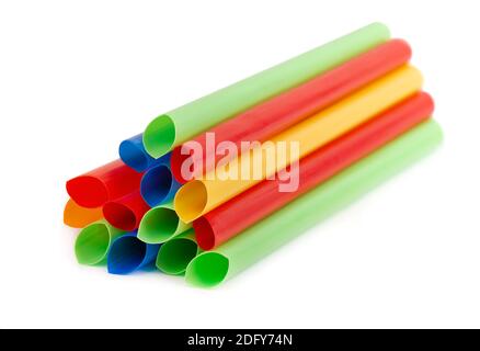 Cannucce colorate in plastica, isolate su sfondo bianco. Ampi cannucce per cocktail a bolle d'aria. Foto Stock
