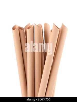 Cannucce di fibra di bambù, isolate su sfondo bianco. Cannucce da bere in bambù eco-friendly, concetto di coscienza ambientale. Primo piano. Foto Stock