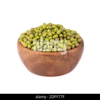 Fagioli Mung in ciotola di legno, isolati su sfondo bianco. Vigna radiata. Foto Stock