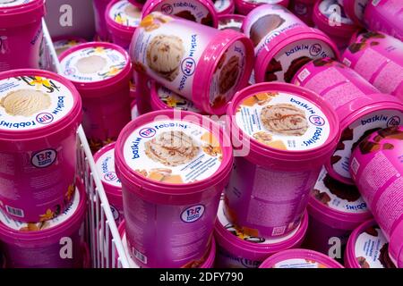 Tyumen, Russia-07 novembre 2020: gelato baskin robbins da vendere in frigorifero. Vendita di merci su scaffali ipermercati Foto Stock