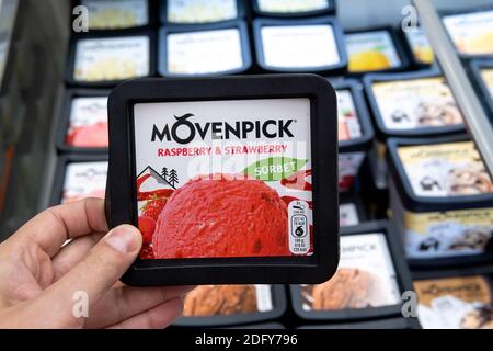 Tyumen, Russia-07 novembre 2020: Coppa di crema Movenpick in un ipermercato. Prodotto principalmente in Svizzera, Movenpick. Foto Stock