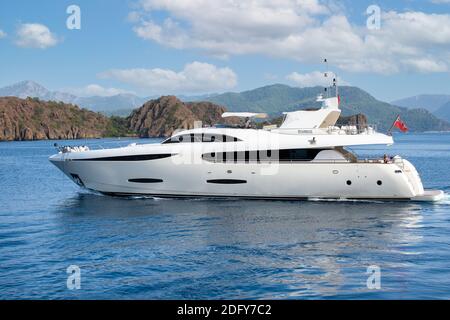 Marmaris, Turchia Novembre 2020: Yacht di lusso nel Mar Mediterraneo. Yacht si muove lungo l'isola in mare Foto Stock