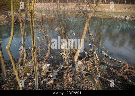 Ganderbal, India. 06 dicembre 2020. Sacchetti di plastica sono visti appesi su alberi sul bordo del fiume sindh in Ganderbal Kashmir.A valle tra la catena montuosa del Grande Himalaya e il PIR Panjal, Kashmir è un luogo di bella semplicità e incontaminata bellezza naturale. Il Kashmir ha una varietà di terreni che vanno da laghi, montagne innevate, colline conifere baciate ai fiumi alimentati da ghiacciai. Credit: SOPA Images Limited/Alamy Live News Foto Stock