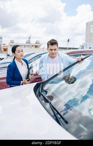 Guardando le automobili in concessionaria di automobile Foto Stock
